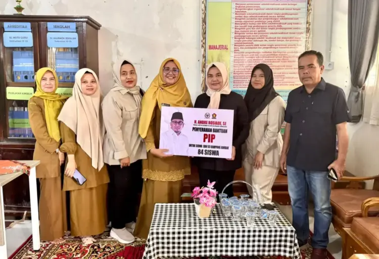 Tim Andre Rosiade menyerahkan beasiswa PIP ke SDN 53 Kampung Jambak, Kota Padang. (Foto: Ist)