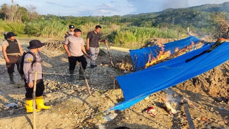 Polda Sumbar Razia Tambang Emas Ilegal Serentak di Tiga Kabupaten 1 Tim dari Kepolisian Daerah Sumbar beserta jajaran saat menemukan lokasi bekas tambang ilegal dalam kegiatan penertiban serentak yang digelar sepanjang Rabu (7/8). ANTARA/HO-PoldaSumbar