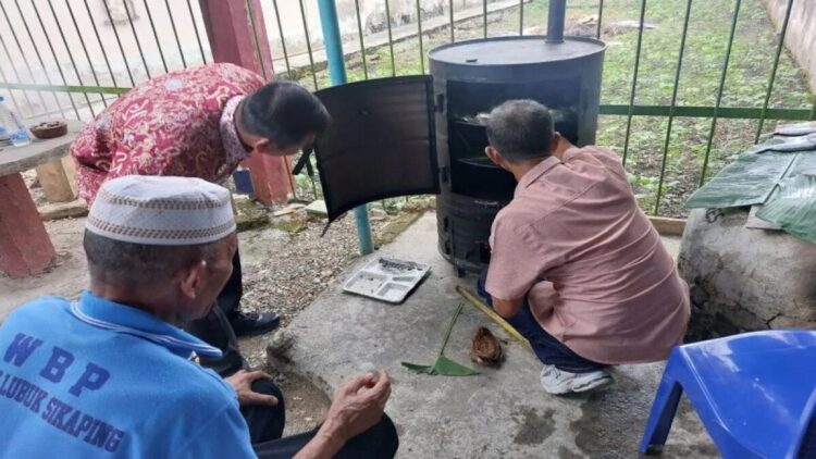 Jelang HUT ke-80 RI, Rutan Lubuk Sikaping Produksi Ikan Salai Karya Warga Binaan 1 Para warga binaan saat dilatih proses pembuatan ikan salai (nila asap) di area pengolahan lapas Lubuk Sikaping, Sabtu (16/8/2025).ANTARA/Heri Sumarno