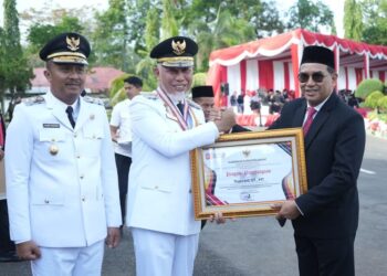 HUT ke-80 RI, Pemprov Sumbar Beri Penghargaan Tiga Tokoh Ini 3 HUT ke-80 RI, Pemprov Sumbar Beri Penghargaan Tiga Tokoh Ini
