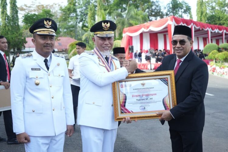 HUT ke-80 RI, Pemprov Sumbar Beri Penghargaan Tiga Tokoh Ini 1 Pemprov Sumbar memberi anugerah kepada tokoh ini di HUT ke-80 RI. (Foto: Pemprov Sumbar)