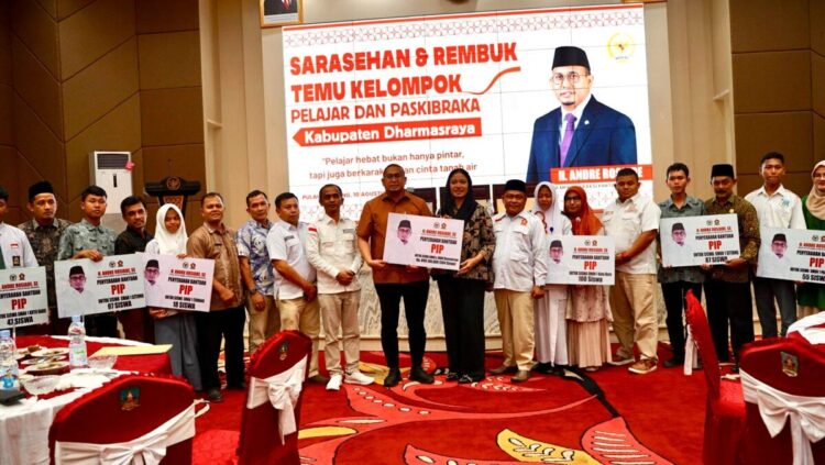 Wakil Ketua Komisi VI DPR RI Andre Rosiade menyerahkan beasiswa PIP kepada ratusan siswa SMA/SMK se Kabupaten Dharmasraya. (Foto: Ist)