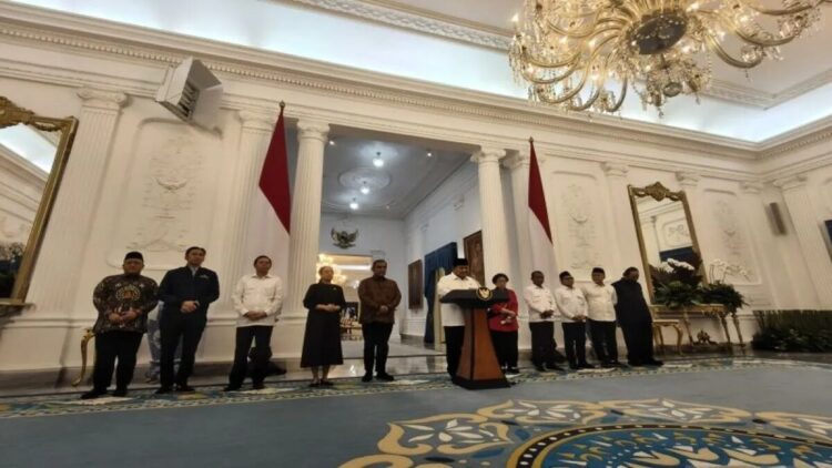 Presiden Prabowo dan Pimpinan Parpol Sampaikan Sikap Bersama terkait Aksi Demonstrasi 1 Presiden RI Prabowo Subianto didampingi delapan ketua umum partai politik di parlemen hingga ketua DPR RI dan Ketua MPR menyampaikan pernyataan bersama terkait situasi demonstrasi. (ANTARA/Andi Firdaus)