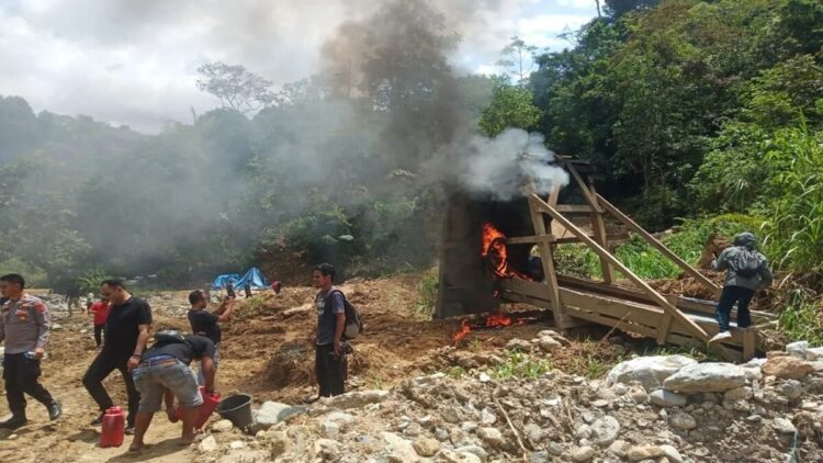 Tak Temukan Alat Berat, Polisi Bakar Alat Tambang Ilegal di Pasaman 1 Jajaran Satreskrim Polres Pasaman saat melakukan operasi penertiban PETI dan membakar box penyaring emas di Lanai Hilir Jorong Bandarmas Pembangunan Nagari Cubadak Barat, Kecamatan Dua Koto, Pasaman, Kamis (7/8/2025).ANTARA/Heri Sumarno