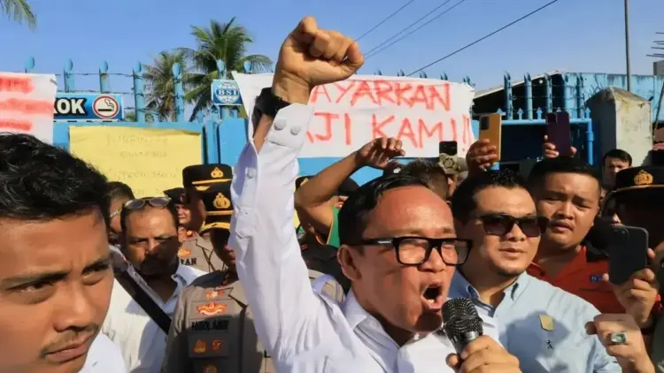 Wamenaker Turun Tangan, PT BSI di Padang Pariaman Janji Bayar Gaji Buruh Akhir Bulan 1 Wakil Menteri Ketenagakerjaan (Wamenaker) Immanuel Ebenezer Gerungan (memegang pengeras suara) menyemangati para buruh PT Bumi Sari Mas Indonesia yang menuntut hak mereka, di Kabupaten Padang Pariaman, Sumbar, Kamis (7/82025). ANTARA/Muhammad Zulfikar
