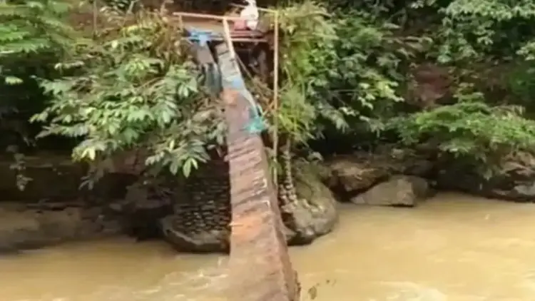 Akses jembatan di Sungai Batang Pasaman, Nagari Cubadak Barat, Kecamatan Dua Koto, Kabupaten Pasaman, yang 
terputus sepanjang 15 meter, Minggu (3/8/2025).ANTARA/Heri Sumarno