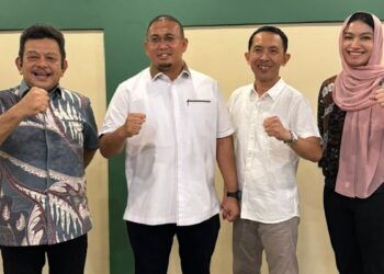 Calon Ketua KONI Dharmasraya Junaindra Sumawan bersama anggota DPR RI Andre Rosiade, Bupati Dharmasraya Annisa dan tokoh masyarakat Dharmasraya Marlon Martua pada suatu kesempatan. (dok. pribadi)