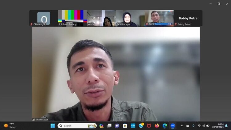 Talkshow di RRI Padang, Ilham Akbar Paparkan Solusi Cerdas Kurangi Sampah 1 Kabiro Komunikasi dan Hukum PT Semen Padang Ilham Akbar saat talkshow dengan RRI Padang. (dok. istimewa)