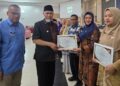 Diserahkan Gubernur Mahyeldi, Kabiro Organisasi Raih Dua Penghargaan SAKIP 6 Kabiro Organisasi Pemprov Sumbar terima penghargaan SAKIP yang diserahkan langsung oleh Gubernur Mahyeldi. (dok. adpsb)