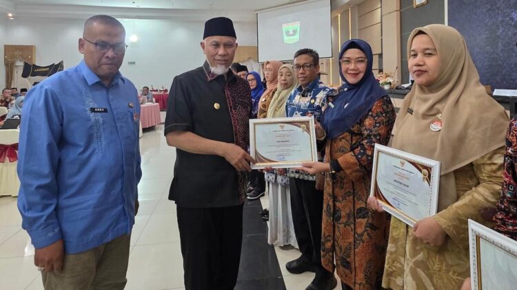 Diserahkan Gubernur Mahyeldi, Kabiro Organisasi Raih Dua Penghargaan SAKIP 1 Kabiro Organisasi Pemprov Sumbar terima penghargaan SAKIP yang diserahkan langsung oleh Gubernur Mahyeldi. (dok. adpsb)