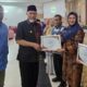 Kabiro Organisasi Pemprov Sumbar terima penghargaan SAKIP yang diserahkan langsung oleh Gubernur Mahyeldi. (dok. adpsb)