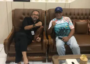 Kadispora Sumbar Maifrizon dan Koordinator Pejuang Olahraga Sumbar Afdal Rusyda. (dok. istimewa)