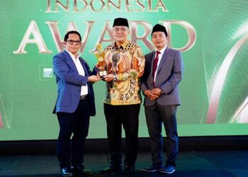 Kementerian ATR/BPN Raih Penghargaan Pendukung Percepatan Sertifikasi Tanah Wakaf oleh BWI Awards 17 Kementerian ATRBPN terima BWI Awards 2025. (dok. istimewa)