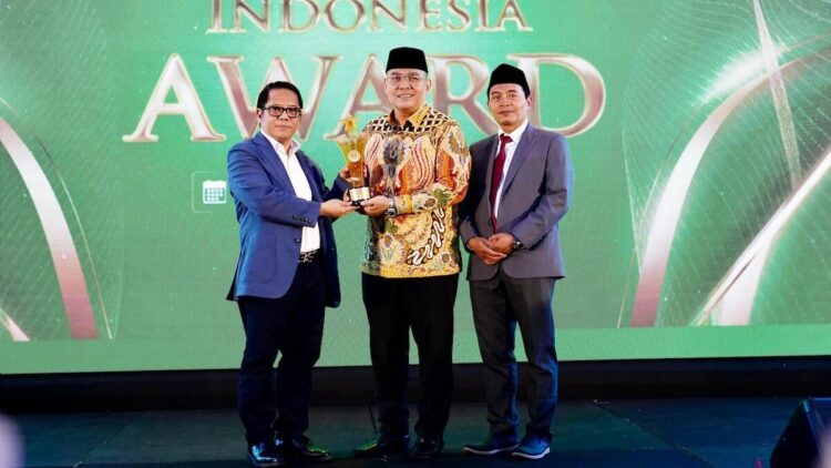 Kementerian ATR/BPN Raih Penghargaan Pendukung Percepatan Sertifikasi Tanah Wakaf oleh BWI Awards 1 Kementerian ATRBPN terima BWI Awards 2025. (dok. istimewa)