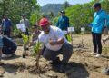 Kepala DLH Sumbar menanam mangrove dalam iven yang digelarnya, Semen Padang ikut berpartisipasi. (dok. istimewa)