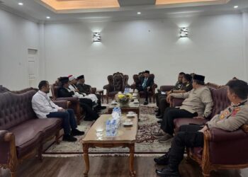 Kepala PLN UP3 Bukittinggi berdiskusi dengan Forkopimda Bukittinggi usai upacara peringatan HUT RI ke-80. (dok. istimewa)