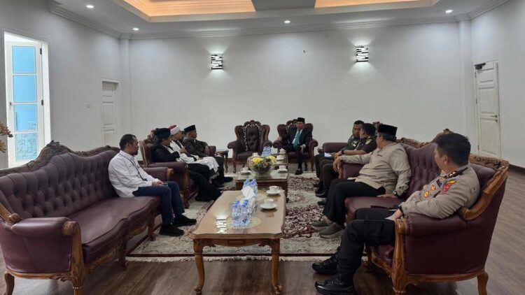 Kepala PLN UP3 Bukittinggi berdiskusi dengan Forkopimda Bukittinggi usai upacara peringatan HUT RI ke-80. (dok. istimewa)