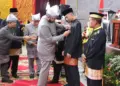 Kepala Unit Komunikasi dan Kesekretariatan PT Semen Padang Ilham Akbar dapat pin emas dari Wali Kota Padang. (dok. Prokopim)