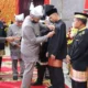 Kepala Unit Komunikasi dan Kesekretariatan PT Semen Padang Ilham Akbar dapat pin emas dari Wali Kota Padang. (dok. Prokopim)