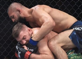 Khamzat Chimaev Rebut Gelar Juara Kelas Menengah UFC 319