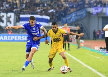 Leo Guntara mengamankan bola dari sergapan Berguinho. (dok. MO SPFC)