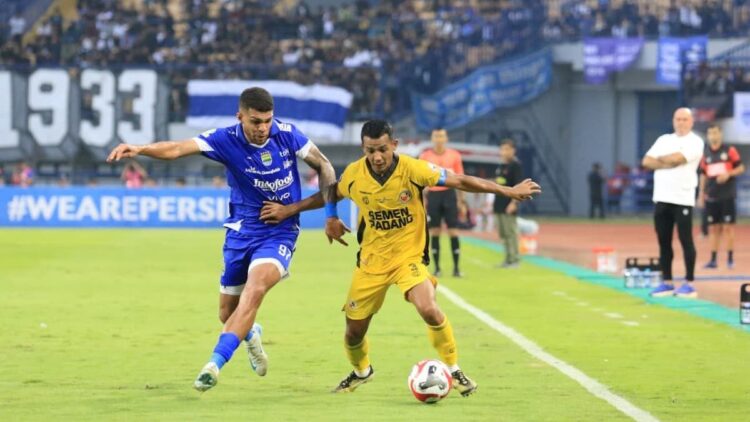 Laga Perdana BRI Super League, Semen Padang FC Dikalahkan Persib 2-0 di GBLA 1 Leo Guntara mengamankan bola dari sergapan Berguinho. (dok. MO SPFC)