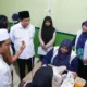 Menteri Agama Nasaruddin Umar dan Tenaga Ahli Utama PCO Hariqo Wibawa Satria melihat pelaksanaan CKG di Ponpes Asshiddiqiyah Jakarta, Senin, 4 Agustus 2025. (Foto: Kemenag)