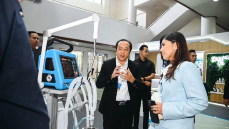 Menkomdigi Meutya Hafid melihat pameran sains dan teknologi