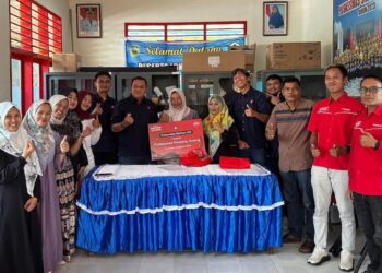 Penyerahan bantuan dilakukan secara simbolis oleh Manager Mobile Consumer Branch Bukittinggi, Ali Wardana, kepada Kepala Puskesmas Simpang Tonang, dr. Aisyah, didampingi oleh Bidan Dona, tenaga kesehatan yang viral karena dedikasinya menyeberangi sungai untuk merawat pasien saat akses jembatan terputus beberapa waktu yang lalu. (dok. istimewa)