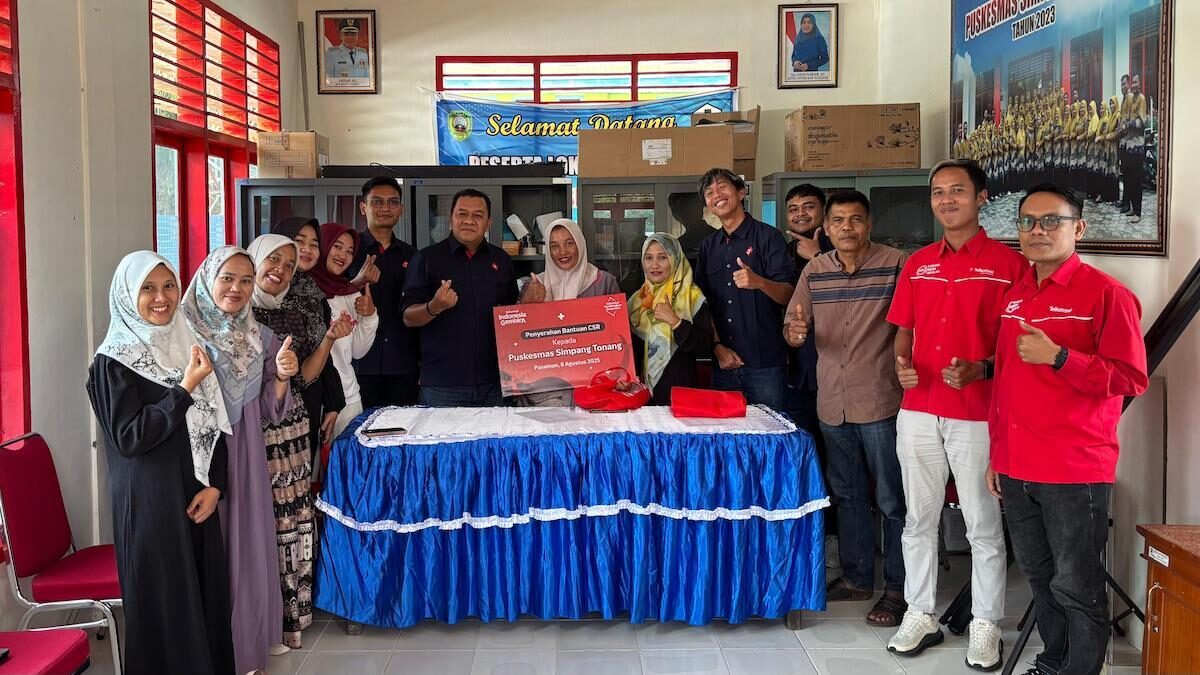 Penyerahan bantuan dilakukan secara simbolis oleh Manager Mobile Consumer Branch Bukittinggi, Ali Wardana, kepada Kepala Puskesmas Simpang Tonang, dr. Aisyah, didampingi oleh Bidan Dona, tenaga kesehatan yang viral karena dedikasinya menyeberangi sungai untuk merawat pasien saat akses jembatan terputus beberapa waktu yang lalu. (dok. istimewa)