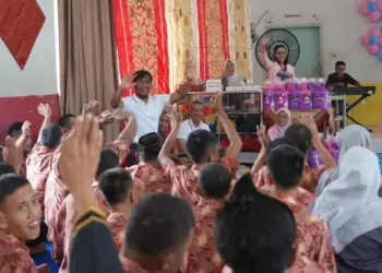 PLN UID Sumbar berbagi dengan anak tuna grahita. (dok. istimewa)