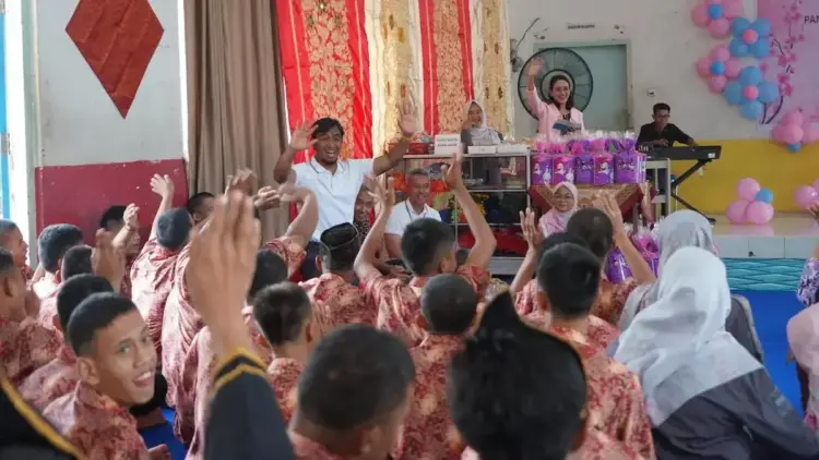 Sahabat Anak, Srikandi PLN Sumbar Bergembira Bersama Ratusan Anak Panti Sosial Grahita 1 PLN UID Sumbar berbagi dengan anak tuna grahita. (dok. istimewa)