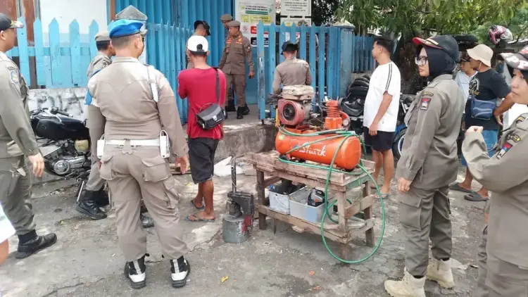 Satpol PP Gandeng PLN UID Sumbar Tertibkan PKL Sekitar Gardu Listrik 1 PLN gandeng Satpol PP tertibkan PKL di sekitar gardu listrik. (dok. istimewa)