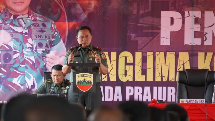 Pangdam I/Bukit Barisan Siapkan Sistem Deteksi Prajurit Terlibat Judi Online 1 Panglima Komando Daerah Militer (Pangdam) I/Bukit Barisan Mayor Jenderal (Mayjen) TNI Rio Firdianto memberikan pengarahan kepada prajurit di Markas Batalion Infanteri 133/Yudha Sakti, Kota Padang, Sumatera Barat (Sumbar), Kamis (31/7/2025). Antara/HO-Humas Korem 032 Wirabraja