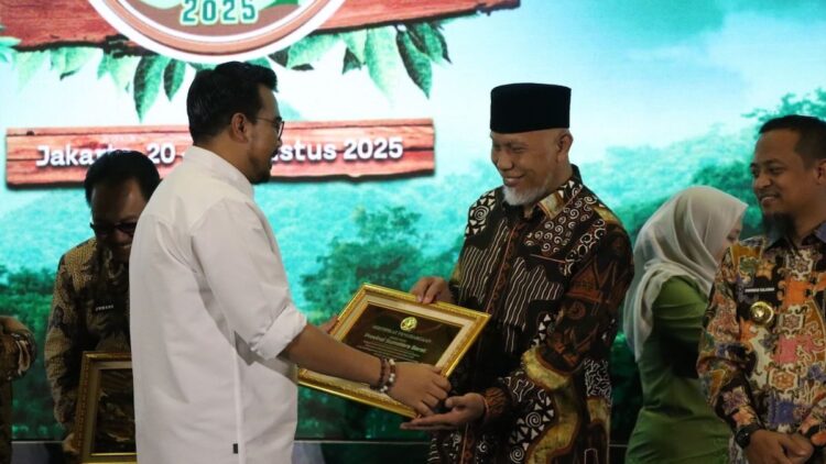 Sumbar Raih Penghargaan Pemerintah Daerah Terbaik di Festival Perhutanan Sosial Nasional 2025 1 Pemprov Sumbar menerima penghargaan sebagai pemerintahan terbaik dari Festival Perhutanan Sosial Nasional. (dok. adpsb)