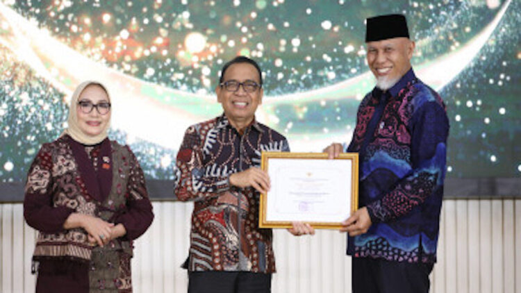 Pemprov Sumbar raih penghargaan layak anak. (dok. istimewa)