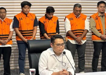 KPK rilis para tersangka kasus korupsi pembangunan RSUD di Kolaka Timur. (dok. Antara)