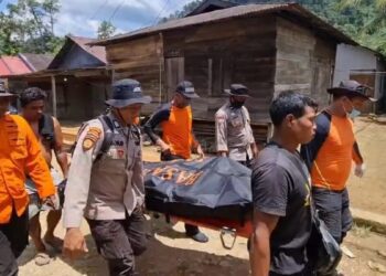 Tim gabungan Pos SAR Pasaman melanjutkan pencarian terhadap satu orang warga yang hanyut di Sungai Batang Pasaman Kecamatan Talamau sejak Kamis (14/8) sore. (dok. SAR/Antara)