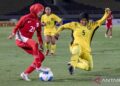 Foto arsip - Pesepak bola timnas putri Indonesia Diva Aulia Putri (kiri) berusaha melewati adangan pesepak bola timnas putri Malaysia Ireena Syazreen Binti Muhammad Fuad (kanan) pada pertandingan penyisihan Grup A Kejuaraan ASEAN Putri U-16 di Stadion Manahan, Solo, Jawa Tengah, Minggu (24/8/2025). (ANTARA FOTO/MOHAMMAD AYUDHA)
