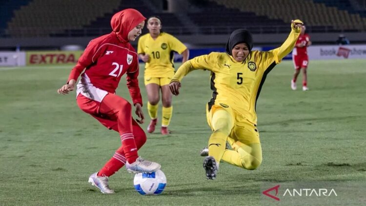 Langkah Timnas Putri Indonesia pada Kejuaraan ASEAN U16 Dihentikan Australia 1 Foto arsip - Pesepak bola timnas putri Indonesia Diva Aulia Putri (kiri) berusaha melewati adangan pesepak bola timnas putri Malaysia Ireena Syazreen Binti Muhammad Fuad (kanan) pada pertandingan penyisihan Grup A Kejuaraan ASEAN Putri U-16 di Stadion Manahan, Solo, Jawa Tengah, Minggu (24/8/2025). (ANTARA FOTO/MOHAMMAD AYUDHA)