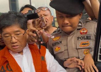 Tersangka kasus dugaan suap pemberian izin usaha pertambangan di Kalimantan Timur, Rudy Ong Chandra (kiri) sebelum memasuki mobil tahanan, di Gedung Merah Putih KPK, Jakarta, Senin (25/8/2025).(ANTARA/Rio Feisal)