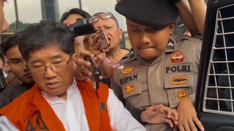 Tersangka kasus dugaan suap pemberian izin usaha pertambangan di Kalimantan Timur, Rudy Ong Chandra (kiri) sebelum memasuki mobil tahanan, di Gedung Merah Putih KPK, Jakarta, Senin (25/8/2025).(ANTARA/Rio Feisal)