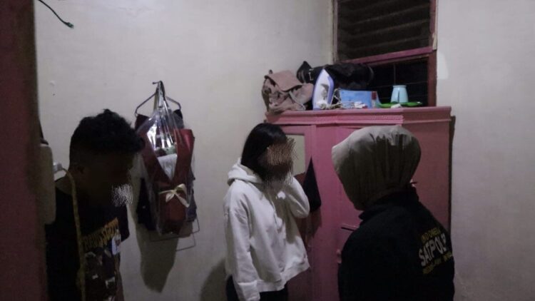 Keluyuran hingga Larut Malam, Satpol PP Padang Amankan Muda-mudi di Batang Arau 1 Satpol PP Padang amankan muda-mudi yang keluyuran. (dok. Humas Satpol PP Padang)