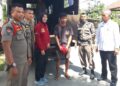 Satpol PP Padang selamatkan pria yang terlantar di Padang. (dok. istimewa)