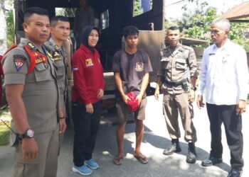 Satpol PP Padang selamatkan pria yang terlantar di Padang. (dok. istimewa)