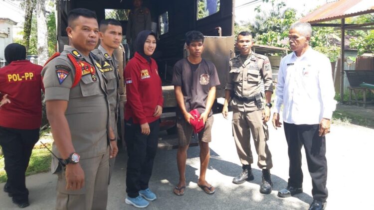 Satpol PP Padang selamatkan pria yang terlantar di Padang. (dok. istimewa)