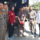 Satpol PP Padang selamatkan pria yang terlantar di Padang. (dok. istimewa)
