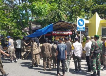 Satpol PP Padang tertibkan PKL di Jalan Belibis Air Tawar. (dok. istimewa)