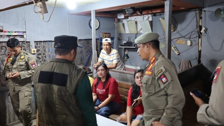 Satpol PP Padang Tertibkan Dua Kafe yang Sediakan Miras dan Karaoke Tanpa Izin 1 Satpol PP Padang tertibkan tempat hiburan malam di Padang. (dok. istimewa)