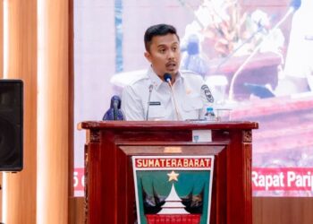 Wagub Sumbar Vasko Ruseimy paparkan ekonomi Sumbar di sidang paripurna DPRD Sumbar. (dok. istimewa)